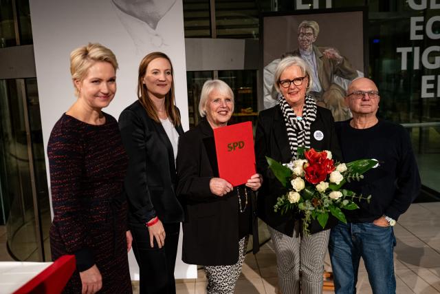 26 November 2025, Berlin: (L-R) Minister President of Mecklenburg-Western Pomerania Manuela Schwesig, Chairwoman of the Bavarian Social Democratic Party of Germany (SPD) Ronja Endres, presents the prize to the winners of the "Regine Hildebrandt Prize 2025" at the Willy Brandt House in Bamberg. Photo: Fabian Sommer/dpa