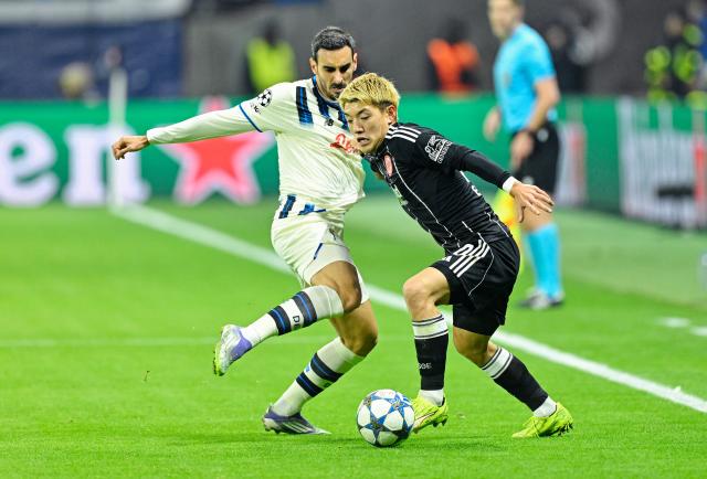 26 November 2025, Hesse, Frankfurt/Main: Eintracht Frankfurt's Ritsu Doan (R) and Atalanta's Davide Zappacosta battle for the ball during the UEFA Champions League soccer match between Eintracht Frankfurt and Atalanta Bergamo at Deutsche Bank Park. Photo: Uwe Anspach/dpa