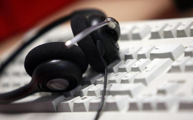 FILED - 14 November 2008, North Rhine-Westphalia, ---: A headset lies on the keyboard of a computer in a call center. Photo: Oliver Berg/dpa