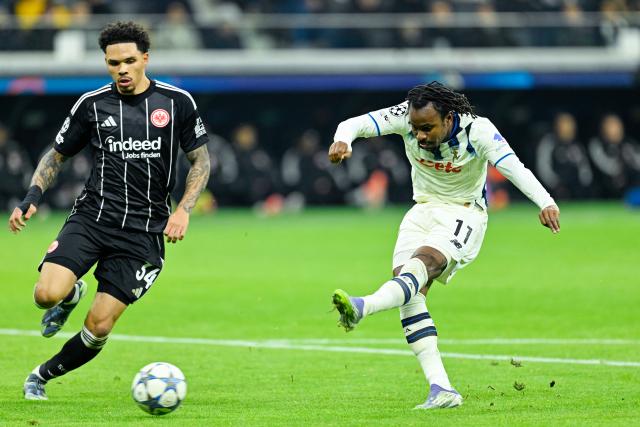 26 November 2025, Hesse, Frankfurt/Main: Eintracht Frankfurt's Nnamdi Collins (L) and Atalanta's Ademola Lookman battle for the ball during the UEFA Champions League soccer match between Eintracht Frankfurt and Atalanta Bergamo at Deutsche Bank Park. Photo: Uwe Anspach/dpa