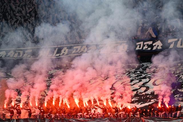 26 November 2025, Hesse, Frankfurt/Main: Frankfurt fans set off pyrotechnics during the UEFA Champions League soccer match between Eintracht Frankfurt and Atalanta Bergamo at Deutsche Bank Park. Photo: Uwe Anspach/dpa