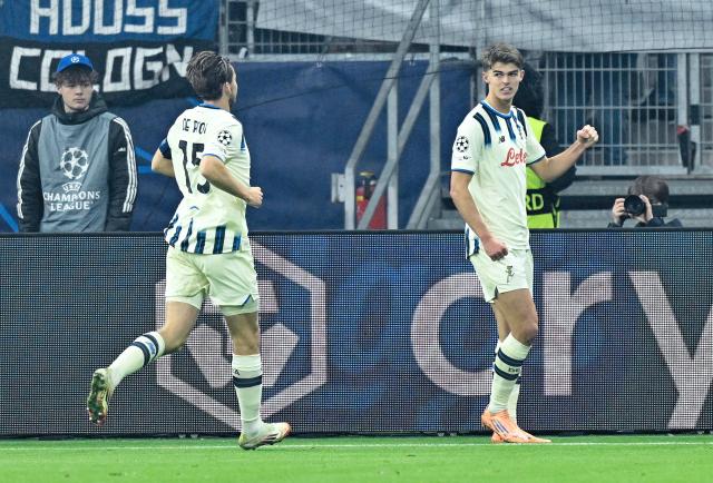 26 November 2025, Hesse, Frankfurt/Main: Atalanta Bergamo's Charles de Ketelaere (R) celebrates scoring his side's third goal with teammate Marten de Roon during the UEFA Champions League soccer match between Eintracht Frankfurt and Atalanta Bergamo at Deutsche Bank Park. Photo: Uwe Anspach/dpa