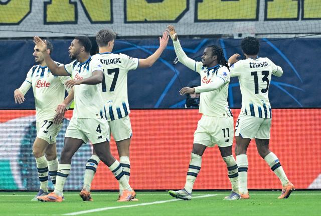 26 November 2025, Hesse, Frankfurt/Main: Atalanta Bergamo's Ederson (R) celebrates scoring his side's second goal with teammates during the UEFA Champions League soccer match between Eintracht Frankfurt and Atalanta Bergamo at Deutsche Bank Park. Photo: Uwe Anspach/dpa