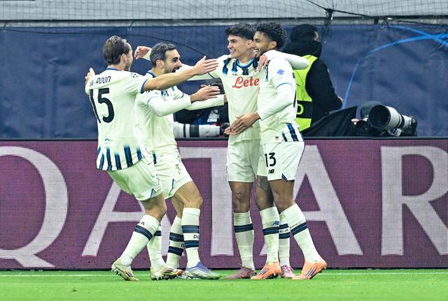 26 November 2025, Hesse, Frankfurt/Main: Atalanta Bergamo's Ederson (R) celebrates scoring his side's second goal with teammates during the UEFA Champions League soccer match between Eintracht Frankfurt and Atalanta Bergamo at Deutsche Bank Park. Photo: Uwe Anspach/dpa