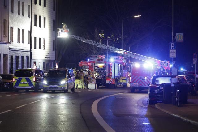 27 November 2025, North Rhine-Westphalia, Duesseldorf: Rescue workers work on the facade of an apartment building that was damaged after an explosion. Photo: David Young/dpa - ATTENTION: House numbers have been pixelated for legal reasons