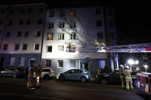 27 November 2025, North Rhine-Westphalia, Duesseldorf: Rescue workers work on the facade of an apartment building that was damaged after an explosion. Photo: David Young/dpa - ATTENTION: House numbers have been pixelated for legal reasons