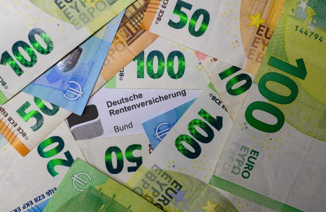 ILLUSTRATION - 27 November 2025, Brandenburg, Sieversdorf: Euro bills are on a letter from Deutsche Rentenversicherung. Photo: Patrick Pleul/dpa