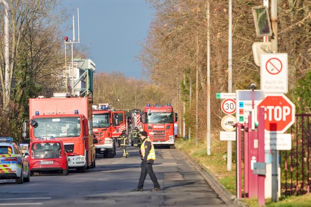 27 November 2025, Rhineland-Palatinate, Koblenz: Around 80 rescue workers are deployed to a chemical accident in the industrial area of Koblenz. Several people were injured in the chemical spill early this morning. They were taken to hospital, according to the city administration. Photo: Thomas Frey/dpa - ATTENTION: Company name(s) has/have been pixelated for legal reasons