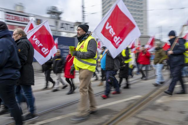 27 November 2025, Bavaria, Munich: Ver.di members take part in a short demonstration in support of their demands for collective bargaining in public transport at MVG in Munich. Photo: Peter Kneffel/dpa