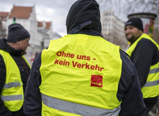 27 November 2025, Bavaria, Munich: Ver.di members take part in a short demonstration in support of their demands for collective bargaining in public transport at MVG in Munich. Photo: Peter Kneffel/dpa