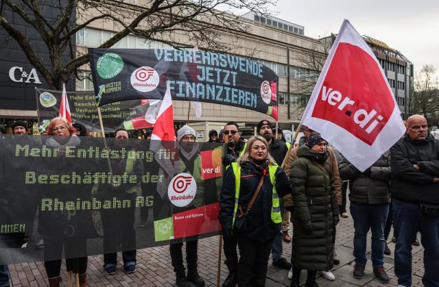 27 November 2025, North Rhine-Westphalia, Wuppertal: Members of the service trade union Ver.di demonstrate during the handover of the demands for the collective bargaining in local public transport to the municipal employers' association KAV NW. The Ver.di trade union is demanding higher wages for employees in local public transport in North Rhine-Westphalia. Photo: Oliver Berg/dpa