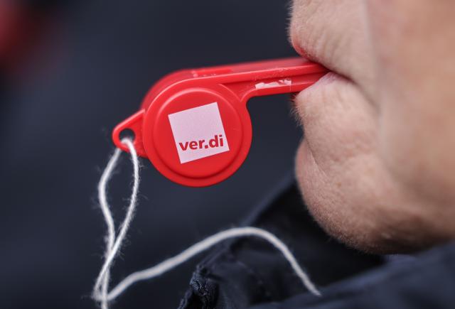 27 November 2025, North Rhine-Westphalia, Wuppertal: The logo of the service trade union Ver.di can be seen on a whistle during a demonstration at the handover of the demands for collective bargaining in local public transport to the municipal employers' association KAV NW. The Verdi trade union is demanding higher wages for employees in local public transport in North Rhine-Westphalia. Photo: Oliver Berg/dpa