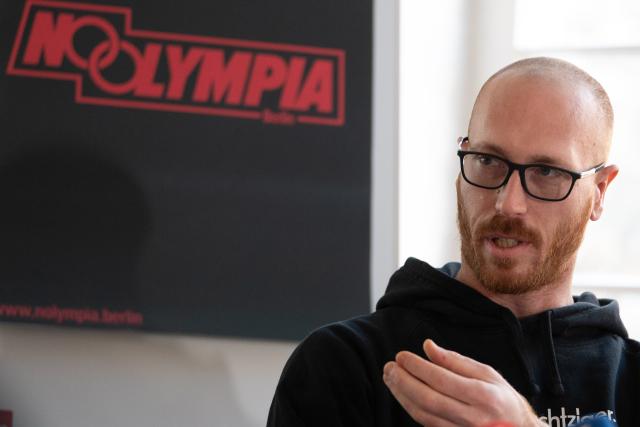 27 November 2025, Berlin: Christoph Harting, 2016 Olympic champion, speaks at a press conference. The Berlin NOlympics alliance explains its vision for the planned referendum "Berlin says no to a bid for the Olympic Games in 2036, 2040 and 2044". Photo: Markus Lenhardt/dpa
