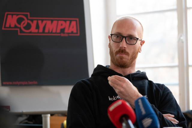 27 November 2025, Berlin: Christoph Harting, 2016 Olympic champion, speaks at a press conference. The Berlin NOlympics alliance explains its vision for the planned referendum "Berlin says no to a bid for the Olympic Games in 2036, 2040 and 2044". Photo: Markus Lenhardt/dpa