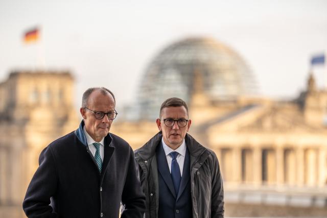 27 November 2025, Berlin: German Chancellor Friedrich Merz (L) welcomes Kristen Michal, Prime Minister of Estonia, in front of the Chancellery in Berlin. Photo: Michael Kappeler/dpa