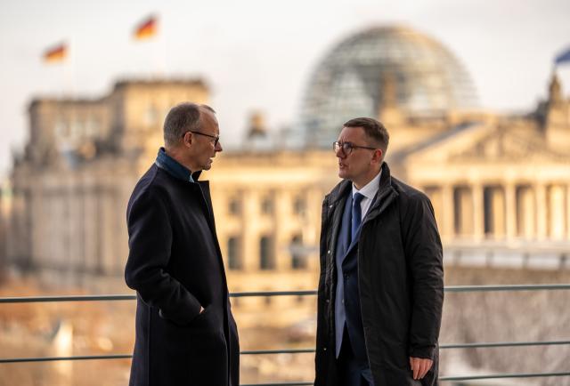 27 November 2025, Berlin: German Chancellor Friedrich Merz (L) welcomes Kristen Michal, Prime Minister of Estonia, in front of the Chancellery in Berlin. Photo: Michael Kappeler/dpa