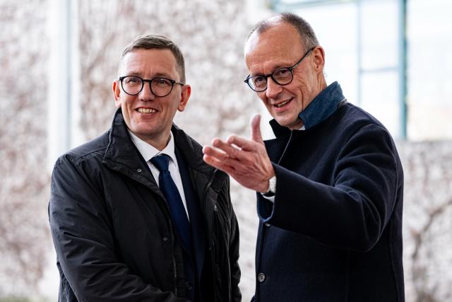 27 November 2025, Berlin: German Chancellor Friedrich Merz welcomes Kristen Michal, Prime Minister of Estonia, with military honors in Berlin. Photo: Fabian Sommer/dpa