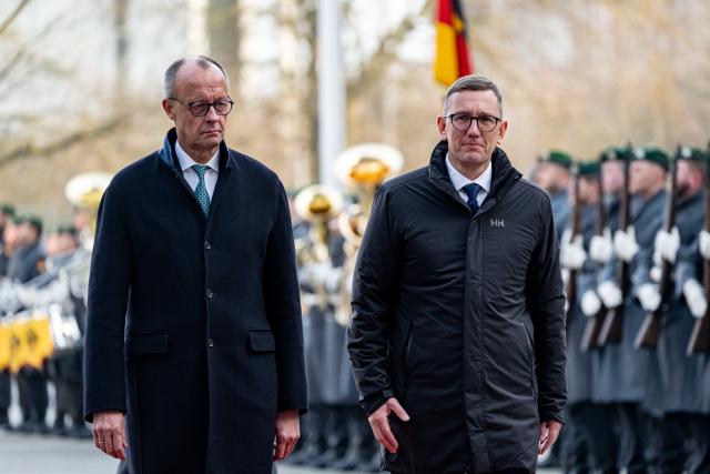 27 November 2025, Berlin: German Chancellor Friedrich Merz welcomes Kristen Michal, Prime Minister of Estonia, with military honors in Berlin. Photo: Fabian Sommer/dpa