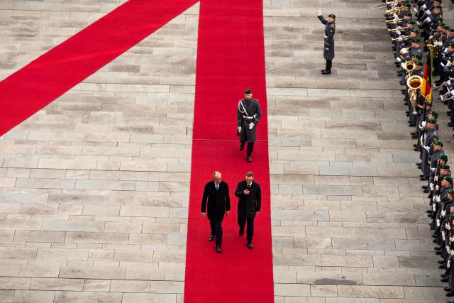 27 November 2025, Berlin: German Chancellor Friedrich Merz welcomes Kristen Michal, Prime Minister of Estonia, with military honors in Berlin. Photo: Michael Kappeler/dpa
