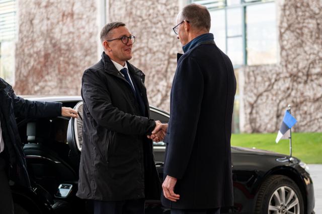 27 November 2025, Berlin: German Chancellor Friedrich Merz welcomes Kristen Michal, Prime Minister of Estonia, with military honors in Berlin. Photo: Fabian Sommer/dpa