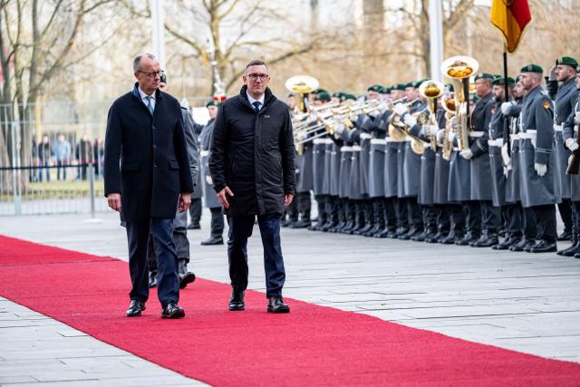 27 November 2025, Berlin: German Chancellor Friedrich Merz welcomes Kristen Michal, Prime Minister of Estonia, with military honors in Berlin. Photo: Fabian Sommer/dpa