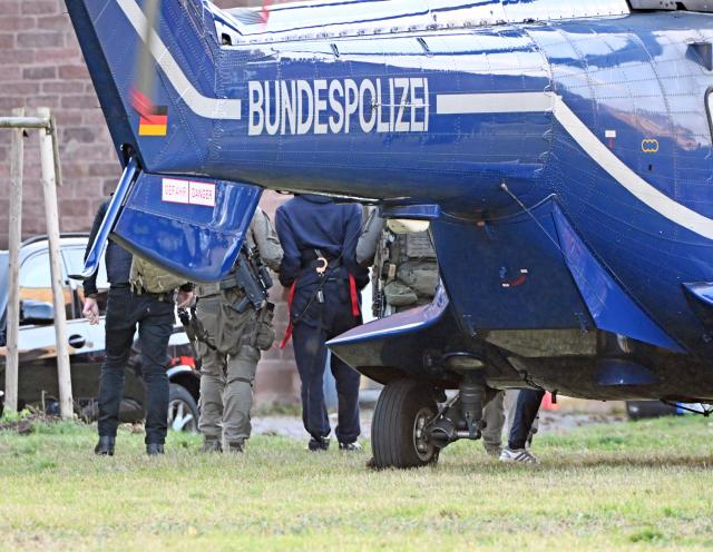 27 November 2025, Baden-Württemberg, Karlsruhe: A suspected mastermind of the attacks on the Nord Stream gas pipelines is being transferred from a helicopter to a motorcade. He is to be brought before the investigating judge of the German Court of Justice in Karlsruhe for trial. Photo: Uli Deck/dpa