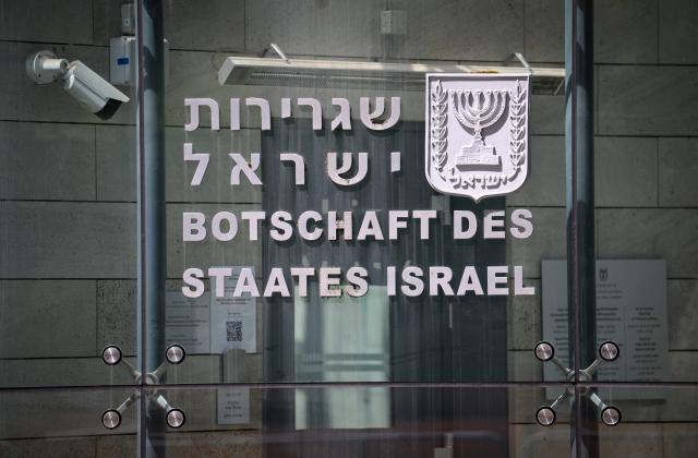 FILED - 13 June 2025, Berlin: 'Embassy of the State of Israel' is written on a plaque. The trial of a 19-year-old accused of planning an attack on the Israeli embassy in Berlin begins at the Berlin Court of Appeal. Photo: Bernd von Jutrczenka/dpa