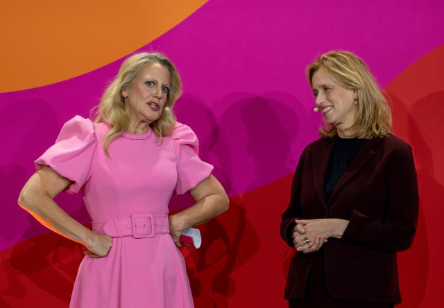 27 November 2025, Berlin: Karin Prien (R), Germany's Minister of Education, Family Affairs, Senior Citizens, Women and Youth, talks to presenter Barbara Schoeneberger (L) on stage during the German Daycare Center Award ceremony. Photo: Soeren Stache/dpa