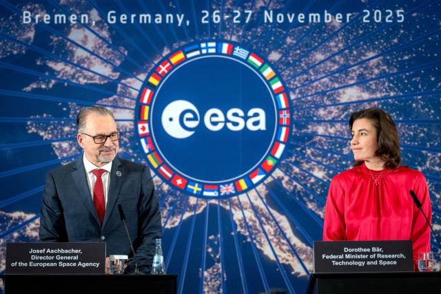 27 November 2025, Bremen: Josef Aschbacher (L), ESA Director General, and Dorothee Baer, German Minister for Research, Technology and Space, speak during a press conference at the end of the ESA Ministerial Council meeting. Photo: Sina Schuldt/dpa