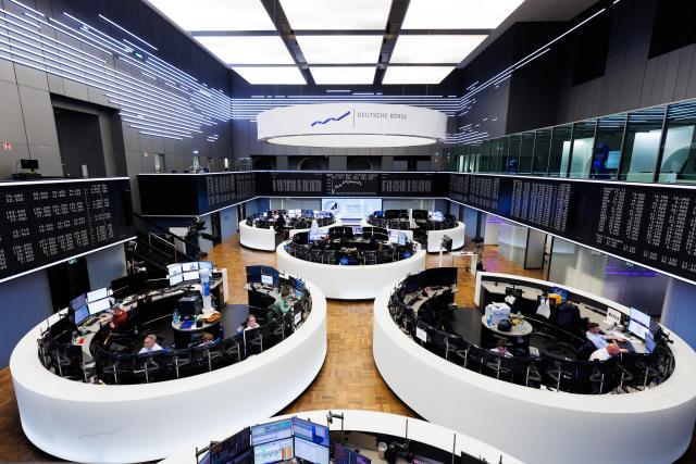 FILED - 27 May 2025, Hesse, Frankfurt/Main: File traders work in the trading room of Deutsche Boerse. Photo: Lando Hass/dpa