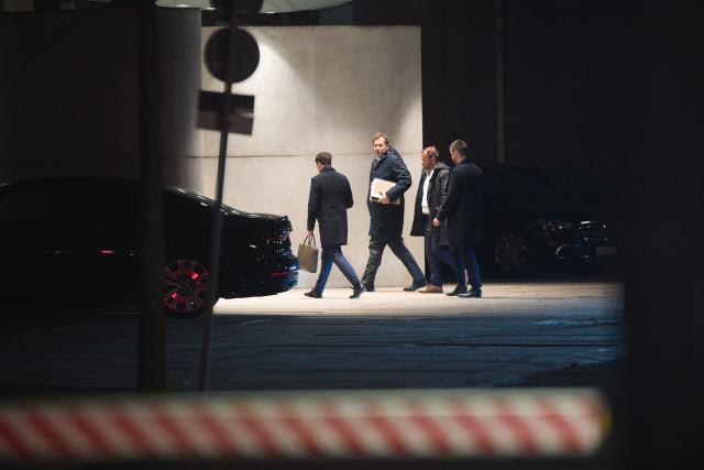 27 November 2025, Berlin: Lars Klingbeil (2nd L), Germany's Minister of Finance, arrives at the Chancellery as the coalition committee of the CDU/CSU and SPD meets. The leaders of the governing parties gather for the second time in two weeks for further consultations. Photo: Paul Zinken/dpa