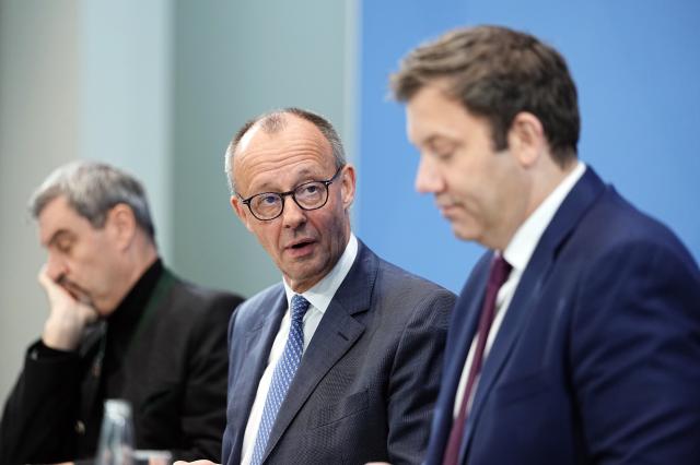 28 November 2025, Berlin: Markus Soeder (L-R), Minister President of Bavaria and CSU Chairman, German Chancellor Friedrich Merz and Lars Klingbeil, German Minister of Finance, take part in the press conference of the coalition leaders on the results of the coalition committee. The topic of pensions was at the center of the discussions between the CDU/CSU and SPD leaders. Photo: Michael Kappeler/dpa