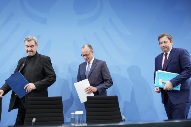 28 November 2025, Berlin: Markus Soeder (L-R), Minister President of Bavaria and CSU Chairman, German Chancellor Friedrich Merz and Lars Klingbeil, German Minister of Finance, arrive at the press conference of the coalition leaders on the results of the coalition committee. Photo: Michael Kappeler/dpa