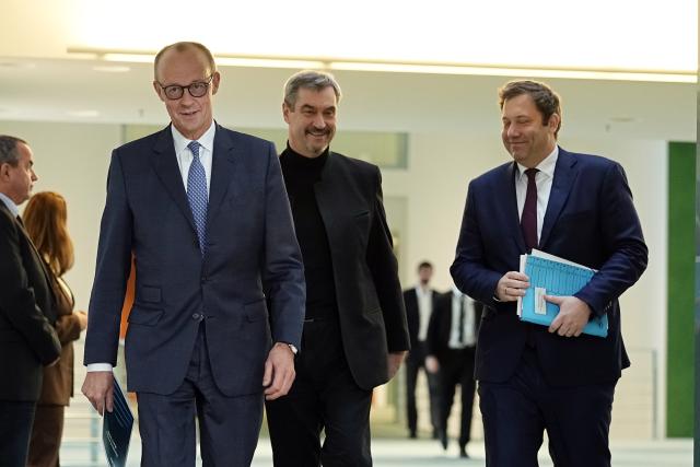 28 November 2025, Berlin: German Chancellor Friedrich Merz (L-R), Markus Soeder, Minister President of Bavaria and CSU Chairman, and Lars Klingbeil, German Minister of Finance, arrive at the press conference of the coalition leaders on the results of the coalition committee. The topic of pensions was at the center of the discussions between the CDU/CSU and SPD leaders. Photo: Michael Kappeler/dpa