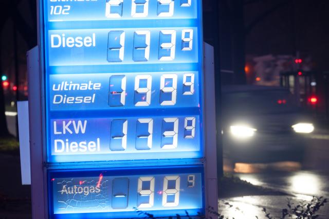 28 November 2025, North Rhine-Westphalia, Duesseldorf: A board shows the fuel prices at a petrol station in Düsseldorf in the morning. The Federal Statistical Office announces the inflation rate for November 2025. Photo: Henning Kaiser/dpa
