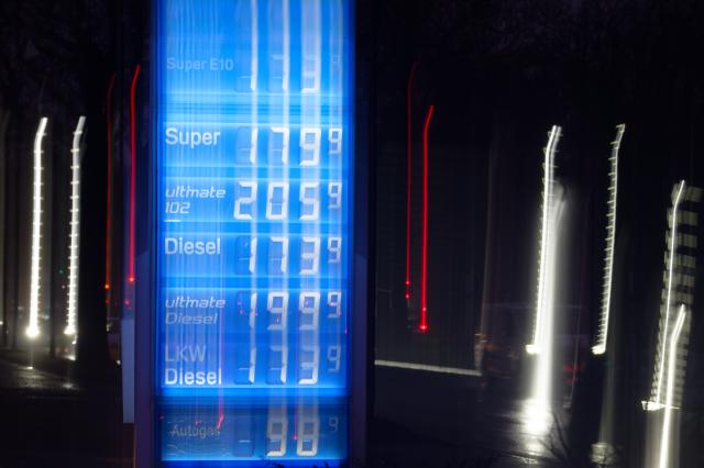 28 November 2025, North Rhine-Westphalia, Duesseldorf: A board shows the fuel prices at a petrol station in Düsseldorf in the morning. The Federal Statistical Office announces the inflation rate for November 2025. Photo: Henning Kaiser/dpa
