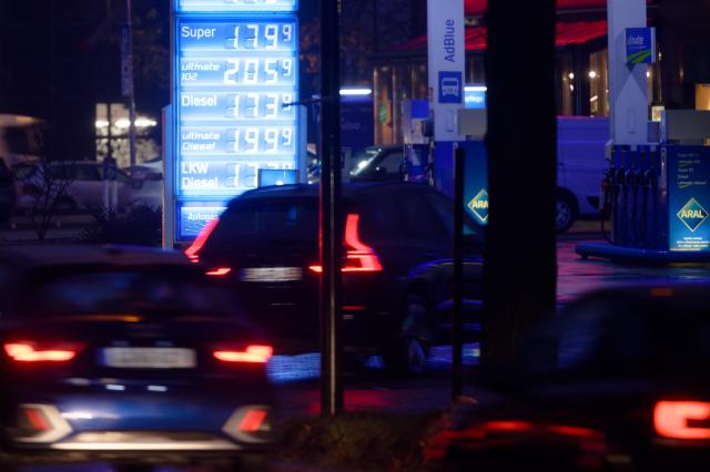 28 November 2025, North Rhine-Westphalia, Duesseldorf: A board shows the fuel prices at a petrol station in Duesseldorf in the morning. The Federal Statistical Office announces the inflation rate for November 2025. Photo: Henning Kaiser/dpa