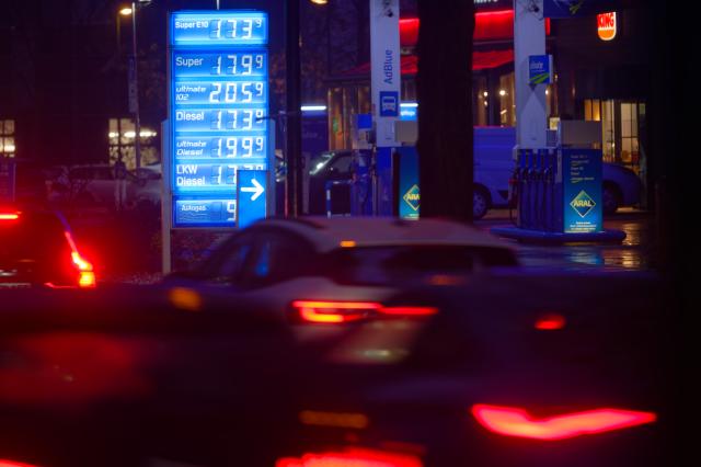 28 November 2025, North Rhine-Westphalia, Duesseldorf: A board shows the fuel prices at a petrol station in Duesseldorf in the morning. The Federal Statistical Office announces the inflation rate for November 2025. Photo: Henning Kaiser/dpa