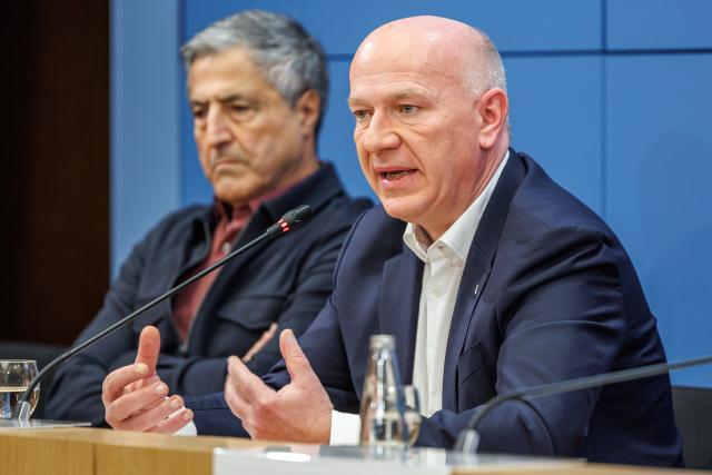 28 November 2025, Berlin: Kai Wegner (R), Governing Mayor of Berlin, and Kaweh Niroomand, Berlin's Olympic Commissioner, take part in a press conference on the status of the bid for the Olympic and Paralympic Games. Photo: Andreas Gora/dpa