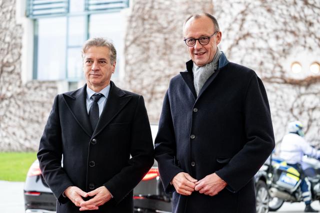 28 November 2025, Berlin: German Chancellor Friedrich Merz (R) welcomes Robert Golob, Prime Minister of Slovenia, before a bilateral meeting with military honors in front of the Chancellery. The talks will focus on bilateral relations, joint support for Ukraine, the Western Balkans and European policy issues. Photo: Michael Kappeler/dpa