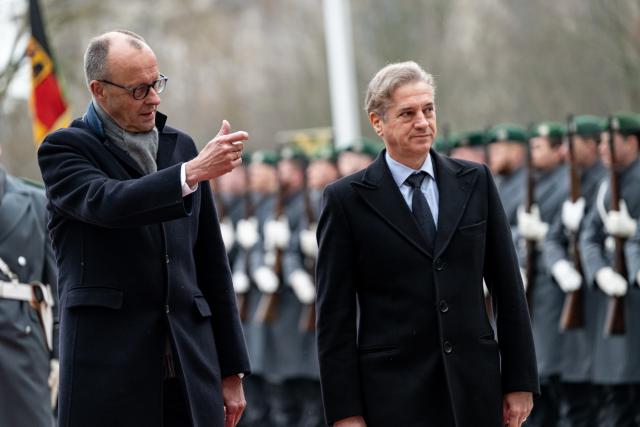 28 November 2025, Berlin: German Chancellor Friedrich Merz (L) welcomes Robert Golob, Prime Minister of Slovenia, before a bilateral meeting with military honors in front of the Chancellery. The talks will focus on bilateral relations, joint support for Ukraine, the Western Balkans and European policy issues. Photo: Michael Kappeler/dpa