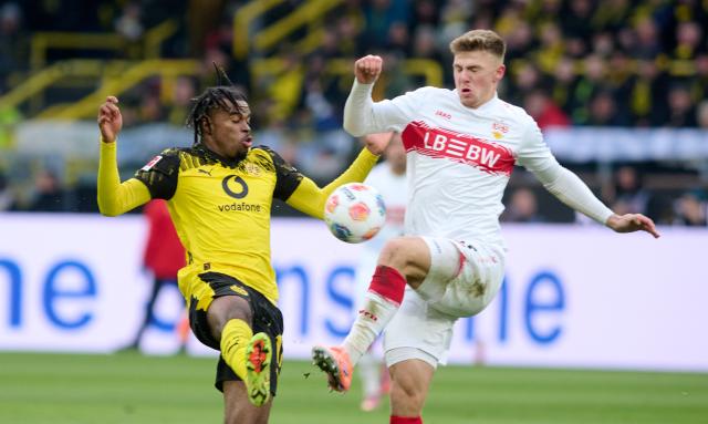 FILED - 22 November 2025, North Rhine-Westphalia, Dortmund: Borussia Dortmund's Carney Chukwuemeka and VfB Stuttgart's Finn Jeltsch battle for the ball during the German Bundesliga soccer match between Borussia Dortmund and VfB Stuttgart at the Signal Iduna Park. Photo: Bernd Thissen/dpa - IMPORTANT NOTICE: DFL and DFB regulations prohibit any use of photographs as image sequences and/or quasi-video.
