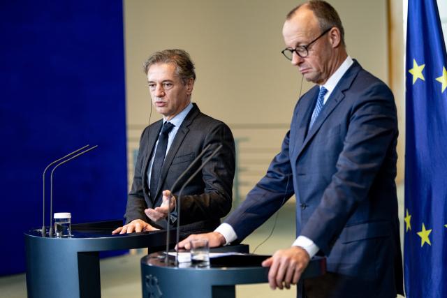 28 November 2025, Berlin: Federal Chancellor Friedrich Merz (R) and Robert Golob, Prime Minister of Slovenia, take part in a press conference following bilateral talks in the Chancellery. The talks will focus on bilateral relations, joint support for Ukraine, the Western Balkans and European policy issues. Photo: Fabian Sommer/dpa