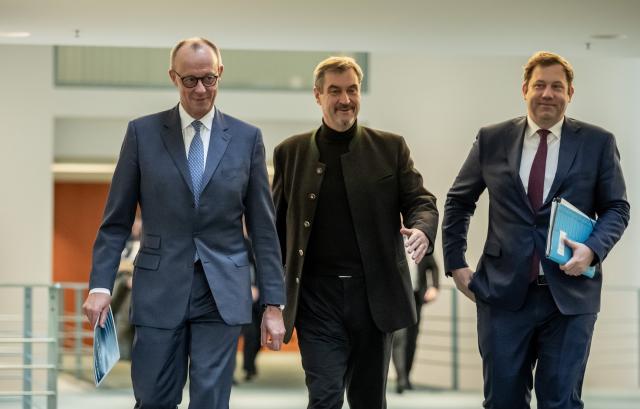28 November 2025, Berlin: German Chancellor Friedrich Merz (L-R), Markus Soeder, Minister President of Bavaria and CSU Chairman, and Lars Klingbeil, German Minister of Finance, arrive at the press conference of the coalition leaders on the results of the coalition committee. The topic of pensions was at the center of the discussions between the CDU/CSU and SPD leaders. Photo: Michael Kappeler/dpa