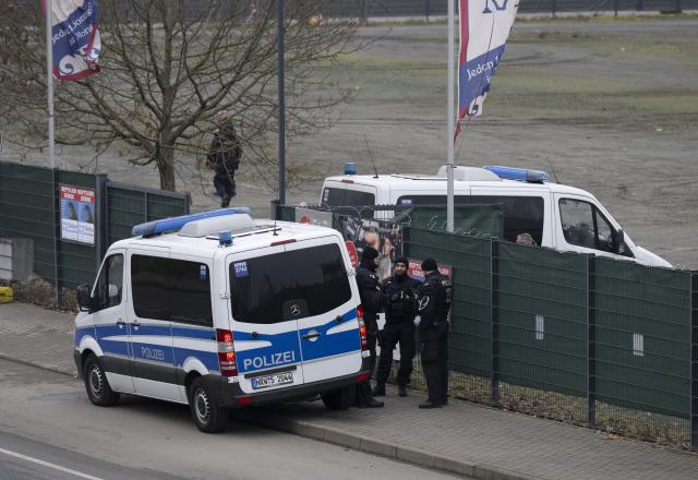28 November 2025, Hesse, Giessen: Police forces are on standby at the Giessen exhibition center, where thousands of counter-demonstrators are expected to attend the planned re-founding of the Alternative for Germany (AfD) youth organization on Saturday. Photo: Boris Roessler/dpa
