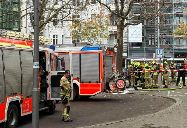 28 November 2025, Berlin: Fire department vehicles are parked at Schlosstrasse subway station in Steglitz. The Berlin fire department is deployed with a large contingent due to smoke developing. Photo: Marion van der Kraats/dpa