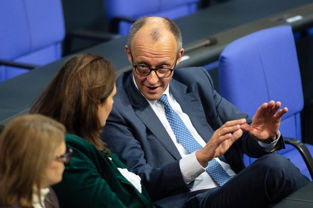 28 November 2025, Berlin: German Chancellor Friedrich Merz (R) speaks with Franziska Hoppermann during the debate on the federal budget in the Bundestag. Photo: Markus Lenhardt/dpa