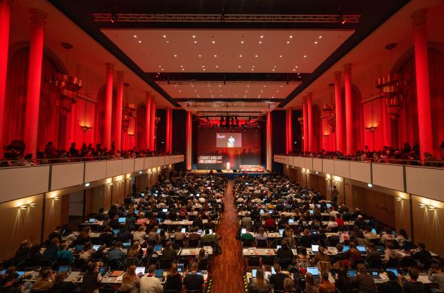28 November 2025, Baden-Wuerttemberg, Mannheim: The state chairman of the Young Socialists (Jusos) Baden-Wuerttenberg Daniel Krusic welcomes the delegates to the national congress in Mannheim. Photo: Harald Tittel/dpa