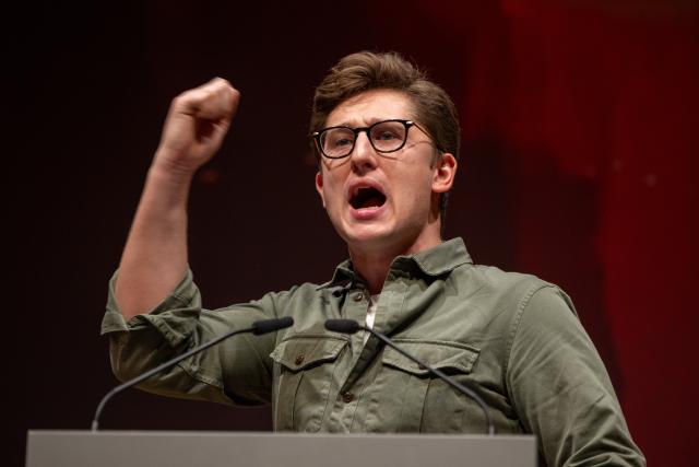 28 November 2025, Baden-Wuerttemberg, Mannheim: The Federal Chairman of the Young Socialists (Jusos), Philipp Tuermer welcomes the delegates to the national congress in Mannheim. Photo: Harald Tittel/dpa