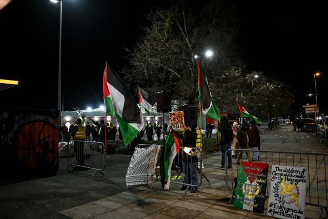 28 November 2025, Bavaria, Neu-Ulm: Demonstrators with flags in the Palestinian colors stand in front of the ratiopharm arena ahead of the World Cup European qualifier Basketball match between Germany and Israel. Photo: Harry Langer/dpa